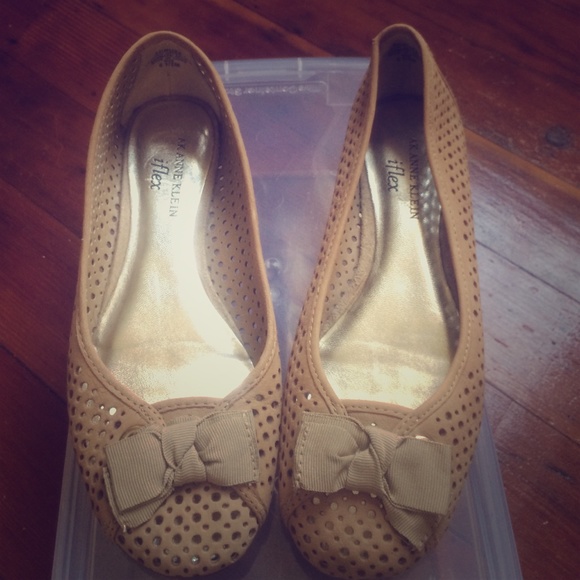 Nude flats with bow
