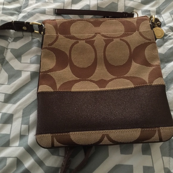 Signature Coach crossover bag