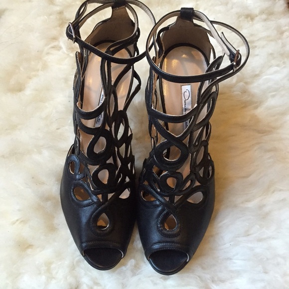 SOLD Oscar De La Renta Black Peep Toe Heels - Picture 2 of 4