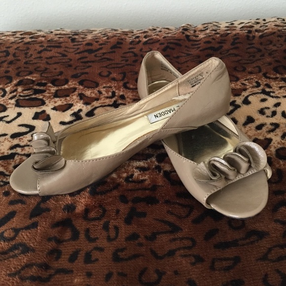Gorgeous tan Steve Madden flats - Picture 2 of 4