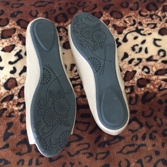 Gorgeous tan Steve Madden flats - Picture 4 of 4