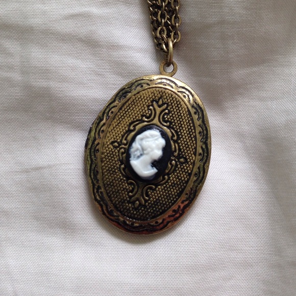 Locket - Picture 2 of 3