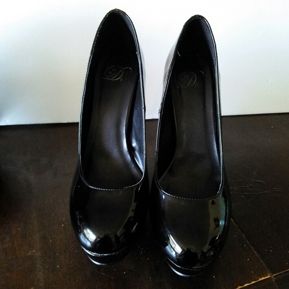 Shoes size 8.5