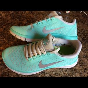New Tiffany blue nikes size 5.5 woman's