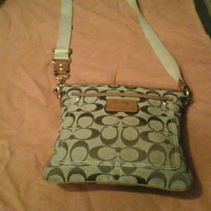 Coach  cross  over  purse