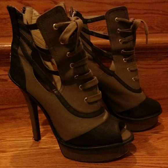 Bakers military style pumps