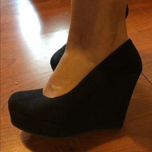 Cute plain black wedges!