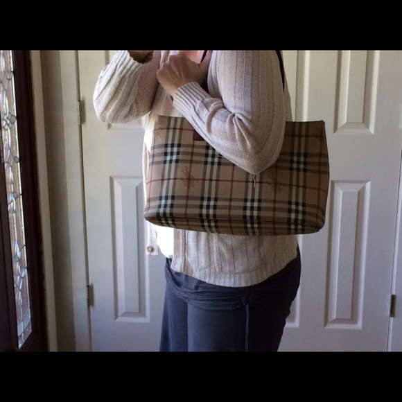 BURBERRY Tote/Handbag Extra Photos