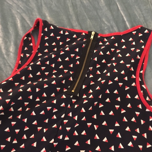 Fresh blue tank w beige and red triangle design - Picture 2 of 2