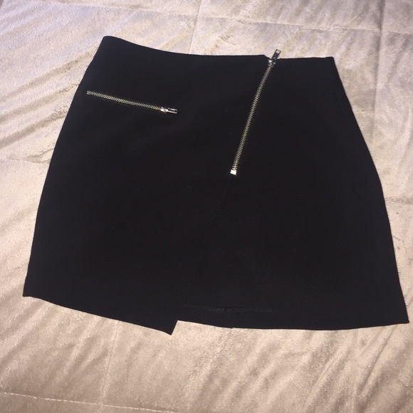 Brand new H&M black skirt w/zippers in the front