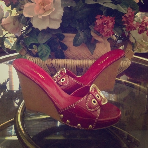 🌹🌹Red Patent Wedges