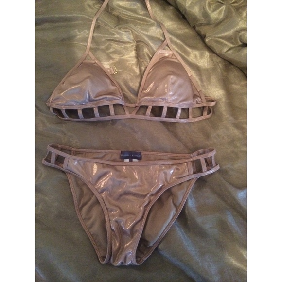Kendall and Kylie bathing suit !