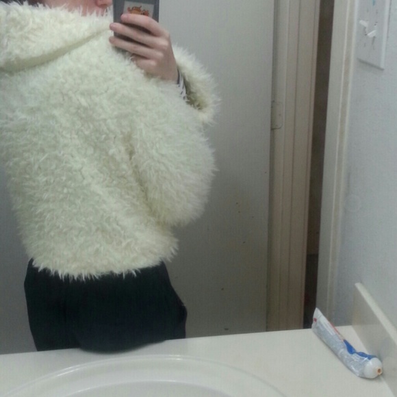 TRADED Eggshell Puffy Fur Jacket - Picture 3 of 3