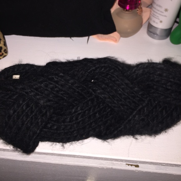 Black knotted knit head wrap