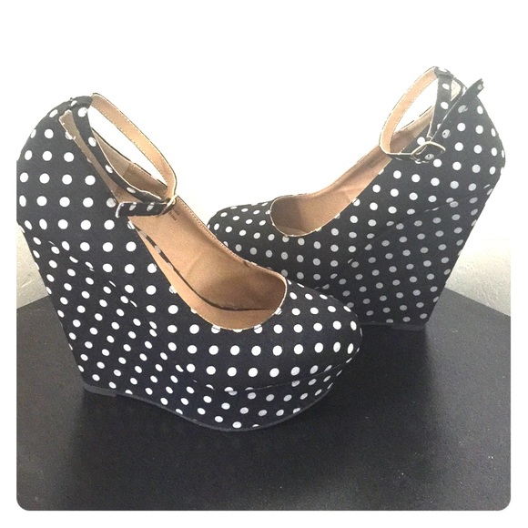Chic polka dot wedges