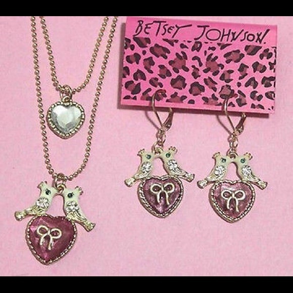 Betsy Johnson kissing lovebird necklace. - Picture 3 of 4