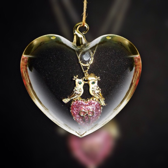 Jewelry - Betsy Johnson kissing lovebird necklace.