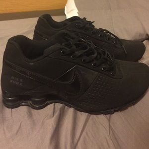 Black Nike shox