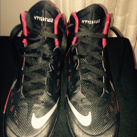 Men's Nike sneakers for women who fit size 7y