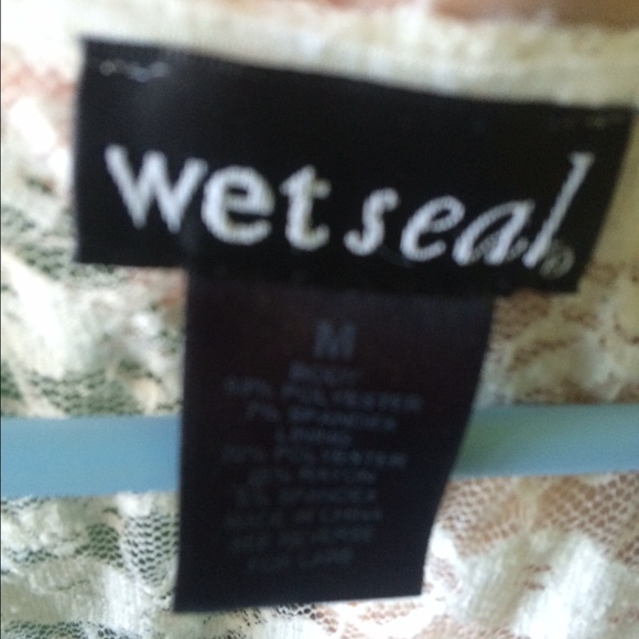 Flowy Lace Tank - Picture 3 of 3