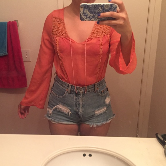 Bell sleeve Blouse - Picture 4 of 4