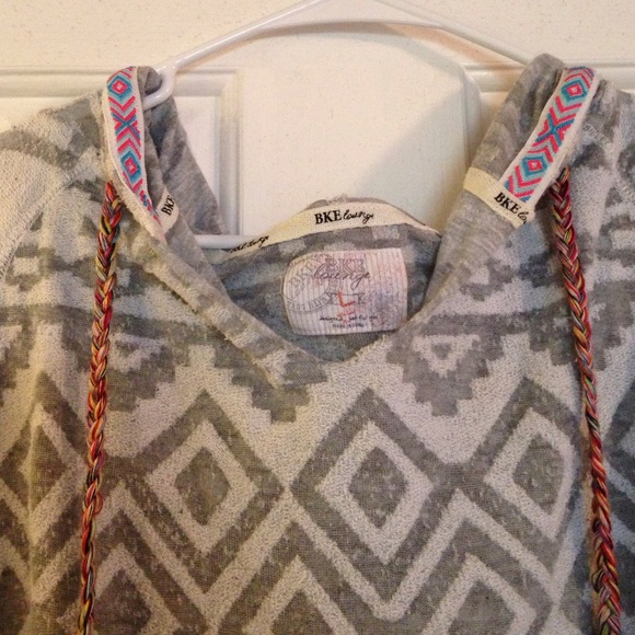 Buckle pullover