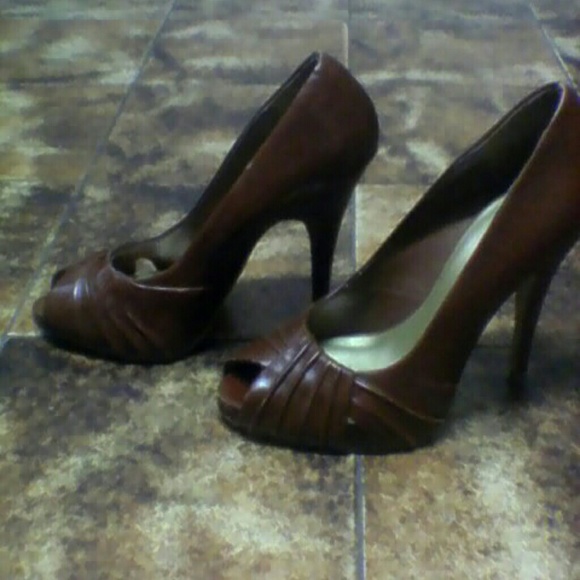 Leather  brown  pump