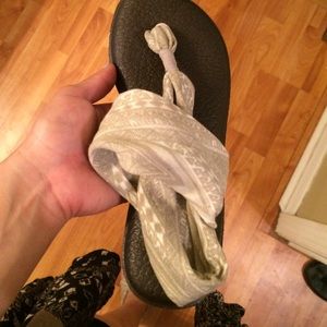 BRAND NEW ✨Sanuk yoga mat, tribal print sandals