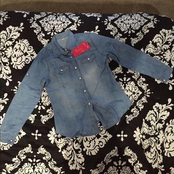 🎀SOLD 🎀 Denim shirt M/L - Picture 2 of 3