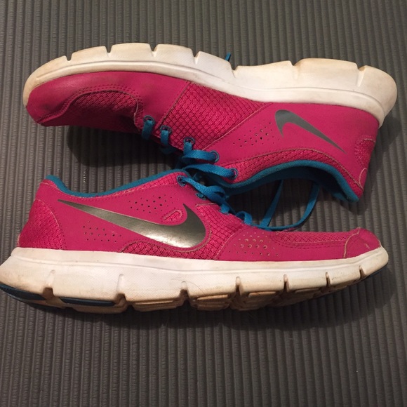 blue and pink nike running shoes