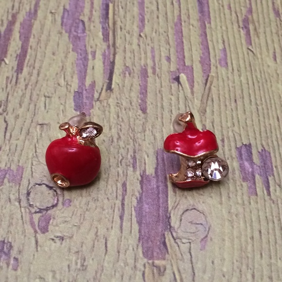🚫Sold🚫Super cute bitten apple earrings!!! - Picture 2 of 4