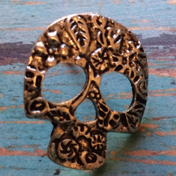 🚫somd🚫nice and cute gold toned skull earrings - Picture 3 of 4