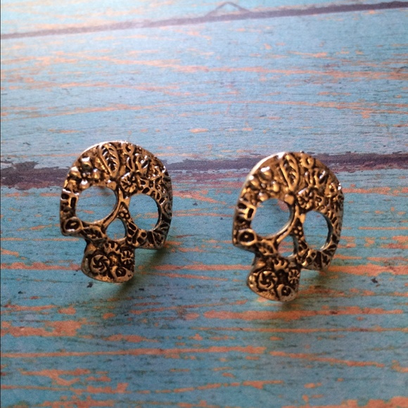 🚫somd🚫nice and cute gold toned skull earrings - Picture 4 of 4