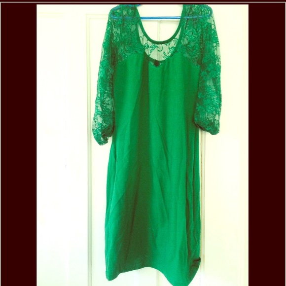 Green dress with lace sleeves