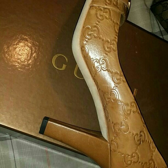 SOLD**Authentic Gucci shoes - Picture 3 of 4