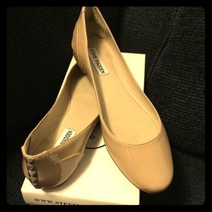 STEVE MADDEN PATENT LEATHER FLATS