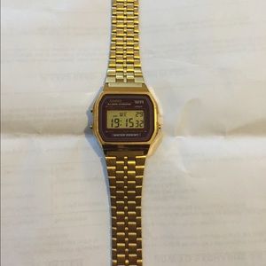 Casino gold/brown watch. Size: adjustable.