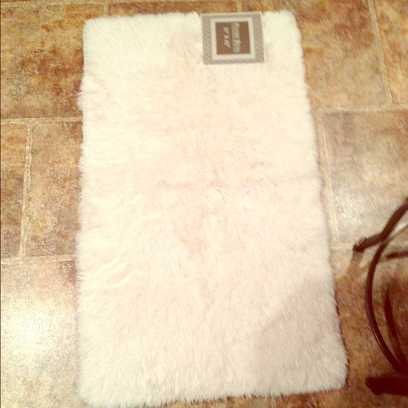25 x 42 White Plush Rug - New With Tags