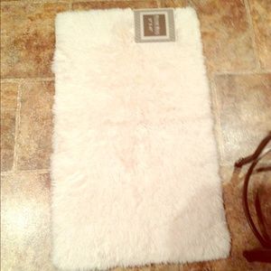25 x 42 White Plush Rug - New With Tags