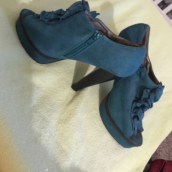 Shoes - Picture 2 of 2