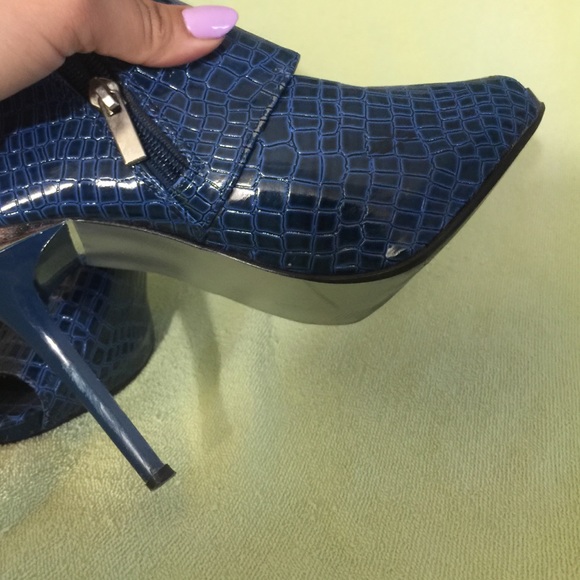 Heels - Picture 3 of 3