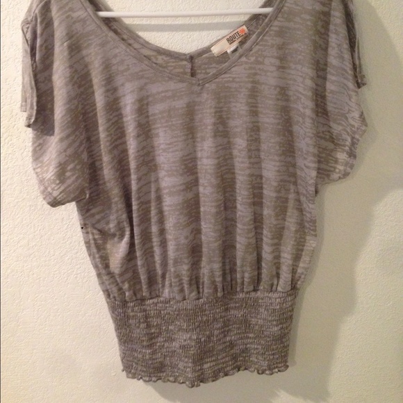 Short sleeve grey top