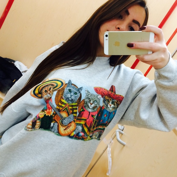 Sombrero wearing cat crew-neck sweatshirt