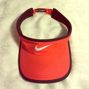 Nike Featherlight Dri-FIT Visor in Coral