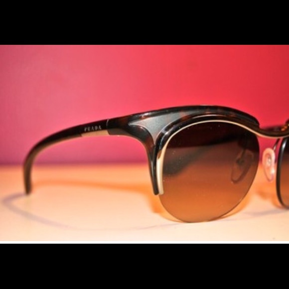 Prada sunglasses . - Picture 3 of 4