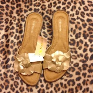 Gold Raya Sun Sandal - flowers on front. Size 8.
