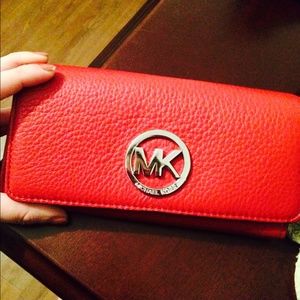Athentic MICHEAL KHORS wallet💕
