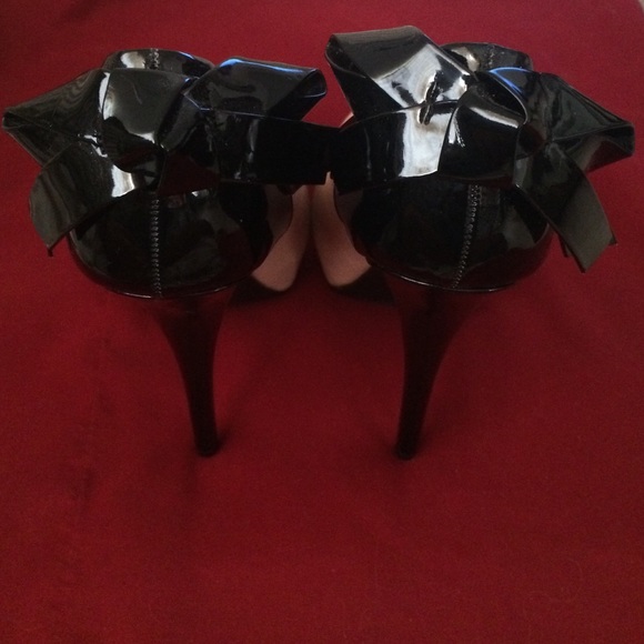 Peach and black bow heels. - Picture 2 of 4