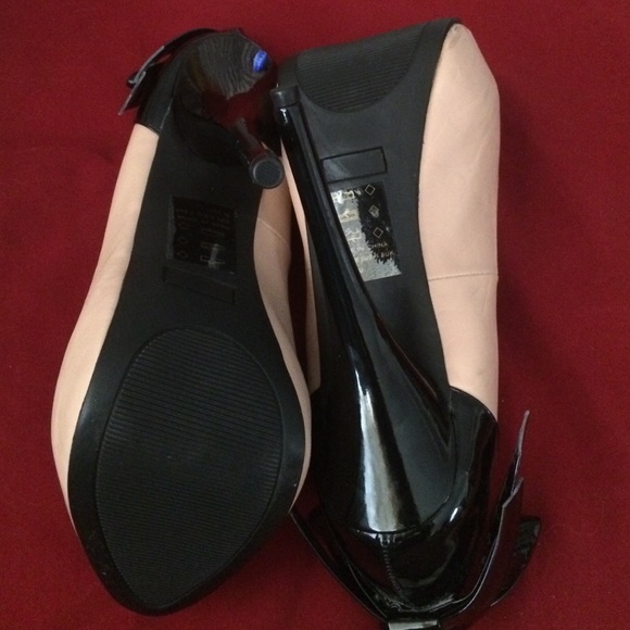 Peach and black bow heels. - Picture 4 of 4