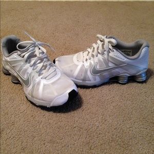 Size 9.5 nike shox. Gently used.